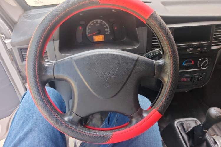 Used Wuling Zhiguang 2023 1.5L Practical Version 5/7 Seats Steering Wheel