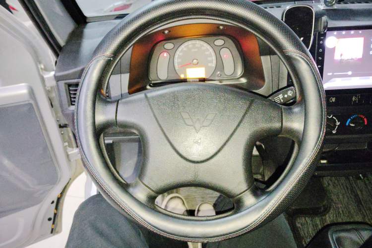 Used Wuling Zhiguang 2023 1.5L Practical Version 5/7 Seats Steering Wheel