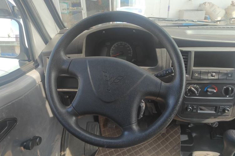 Used Wuling Zhiguang 2023 1.5L Practical Version 5/7 Seats Steering Wheel
