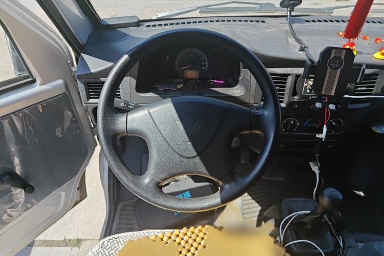 Used Wuling Zhiguang 2023 1.5L Practical Version 5/7 Seats Steering Wheel