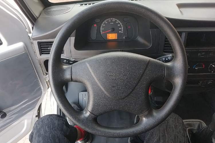 Used Wuling Zhiguang 2023 1.5L Practical Version 5/7 Seats Steering Wheel