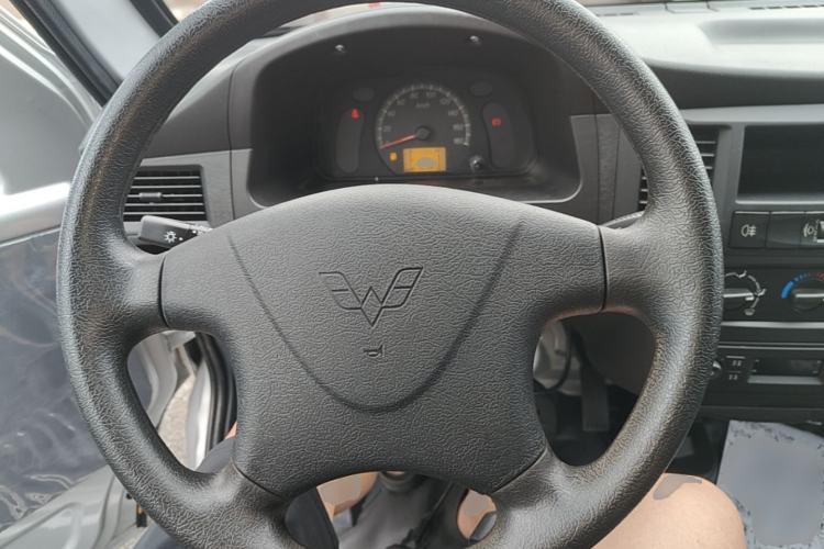 Used Wuling Zhiguang 2023 1.5L Practical Version 5/7 Seats Steering Wheel