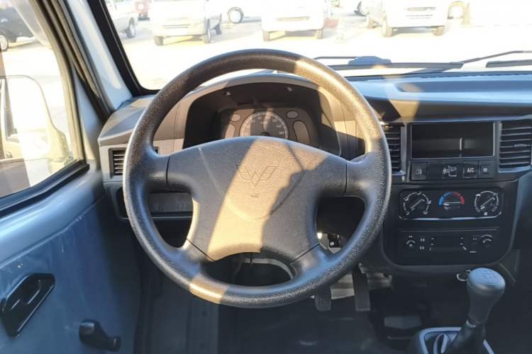 Used Wuling Zhiguang 2023 1.5L Practical Version 5/7 Seats Steering Wheel