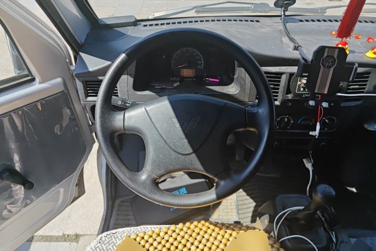 Used Wuling Zhiguang 2023 1.5L Practical Version 5/7 Seats Steering Wheel