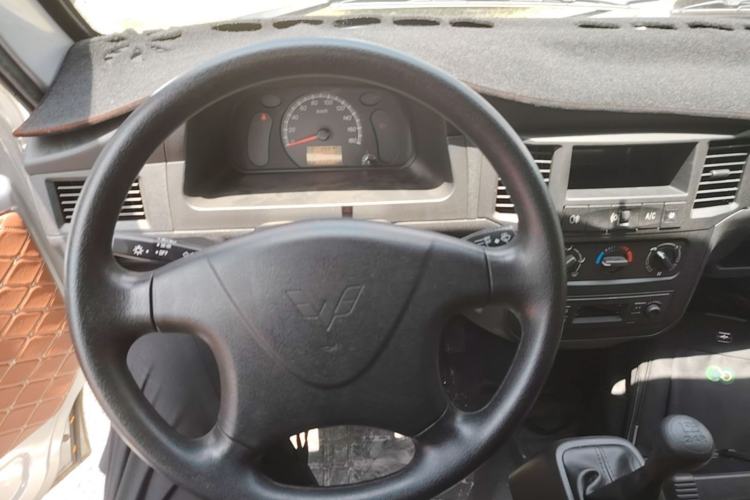 Used Wuling Zhiguang 2023 1.5L Practical Version 5/7 Seats Steering Wheel