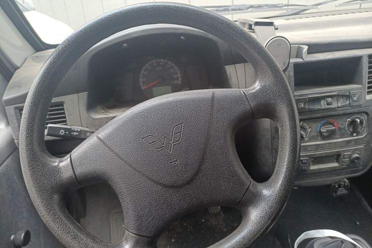 Used Wuling Zhiguang 2023 1.5L Practical Version 5/7 Seats Steering Wheel