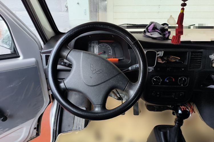 Used Wuling Zhiguang 2023 1.5L Practical Version 5/7 Seats Steering Wheel