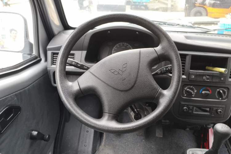 Used Wuling Zhiguang 2023 1.5L Practical Version 5/7 Seats Steering Wheel