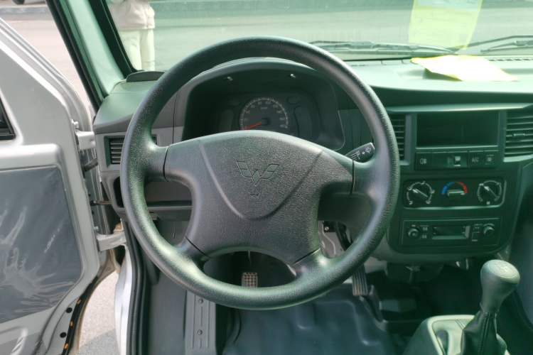 Used Wuling Zhiguang 2023 1.5L Practical Version 5/7 Seats Steering Wheel