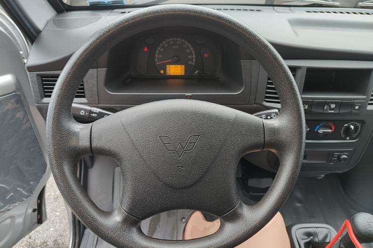 Used Wuling Zhiguang 2023 1.5L Practical Version 5/7 Seats Steering Wheel