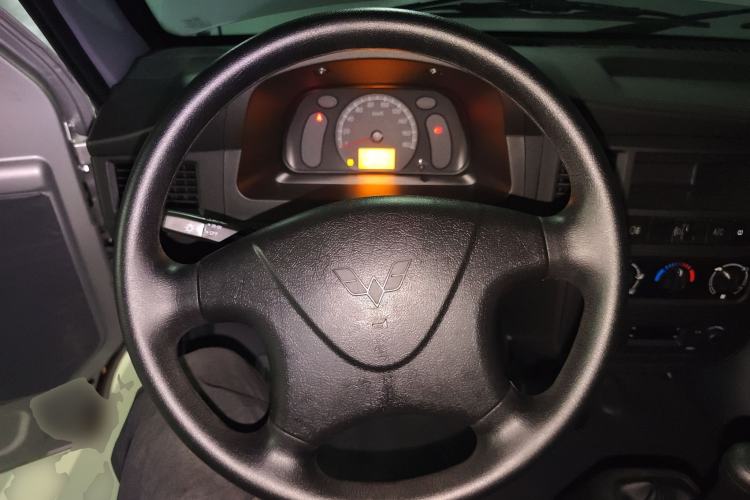 Used Wuling Zhiguang 2023 1.5L Practical Version 5/7 Seats Steering Wheel