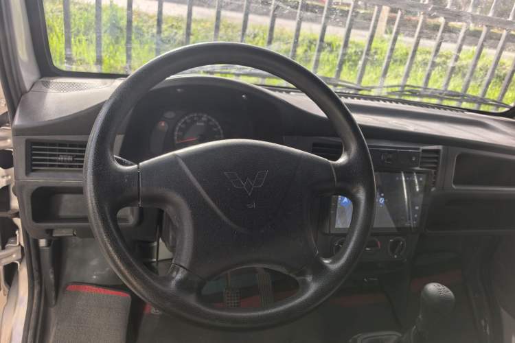Used Wuling Zhiguang 2023 1.5L Practical Version 5/7 Seats Steering Wheel