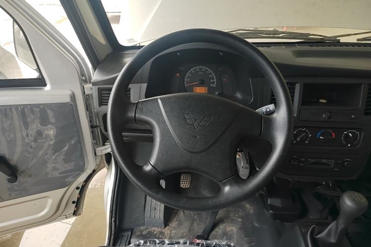 Used Wuling Zhiguang 2023 1.5L Practical Version 5/7 Seats Steering Wheel