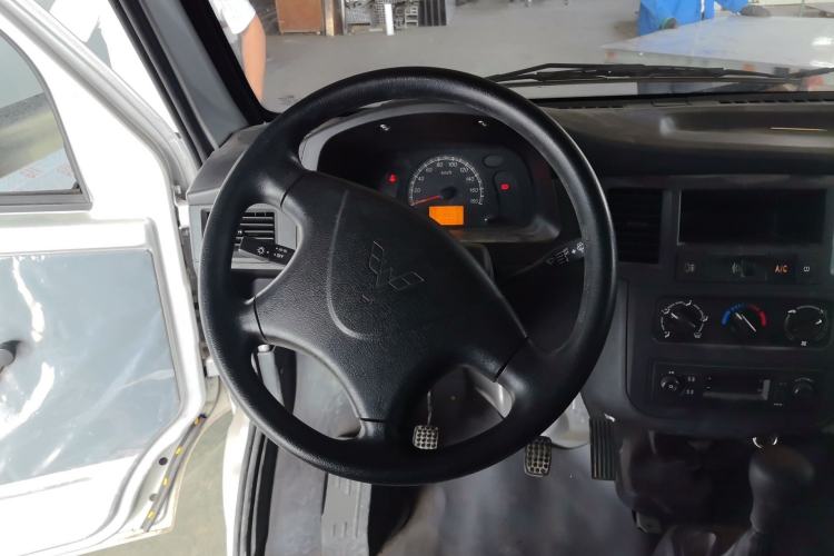 Used Wuling Zhiguang 2023 1.5L Practical Version 5/7 Seats Steering Wheel