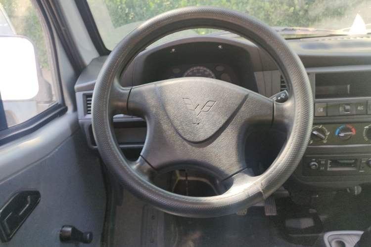Used Wuling Zhiguang 2023 1.5L Practical Version 5/7 Seats Steering Wheel