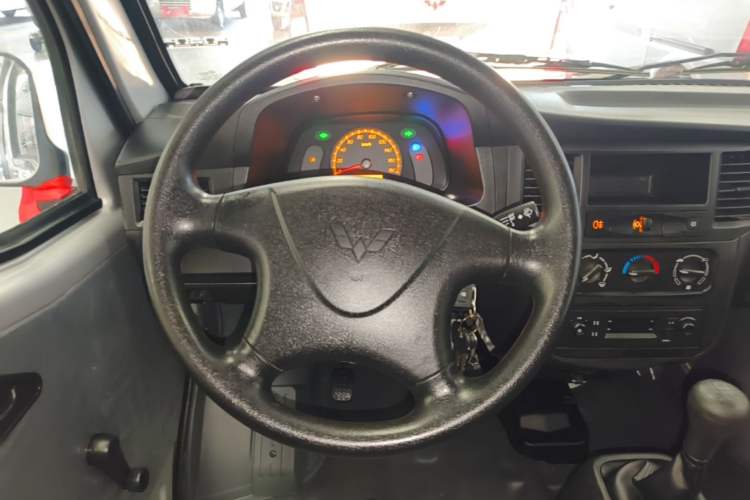 Used Wuling Zhiguang 2023 1.5L Practical Version 5/7 Seats Steering Wheel