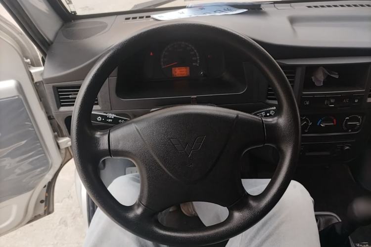 Used Wuling Zhiguang 2023 1.5L Practical Version 5/7 Seats Steering Wheel