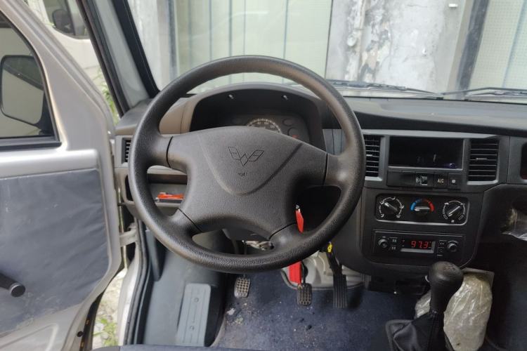 Used Wuling Zhiguang 2023 1.5L Practical Version 5/7 Seats Steering Wheel