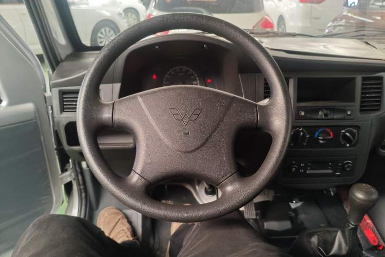 Used Wuling Zhiguang 2023 1.5L Practical Version 5/7 Seats Steering Wheel