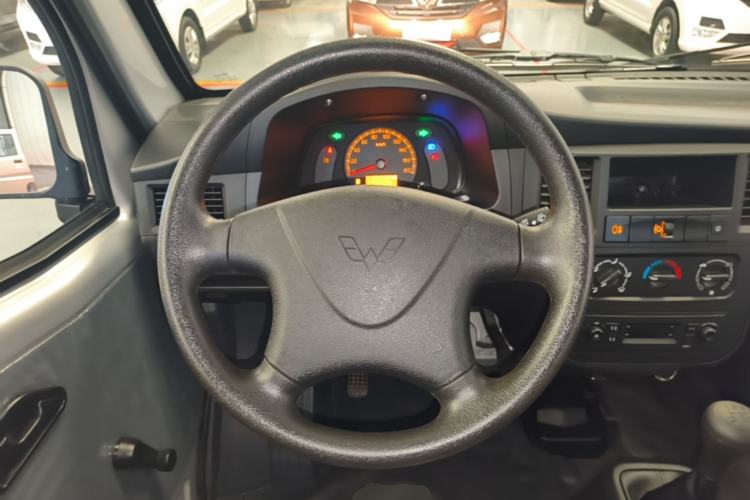 Used Wuling Zhiguang 2023 1.5L Practical Version 5/7 Seats Steering Wheel