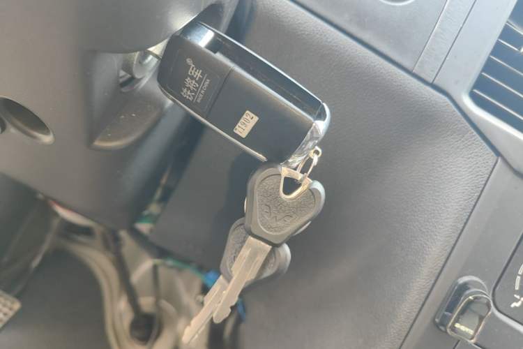 Used Wuling Zhiguang 2023 1.5L Practical Version 5/7 Seats Vehicle Key