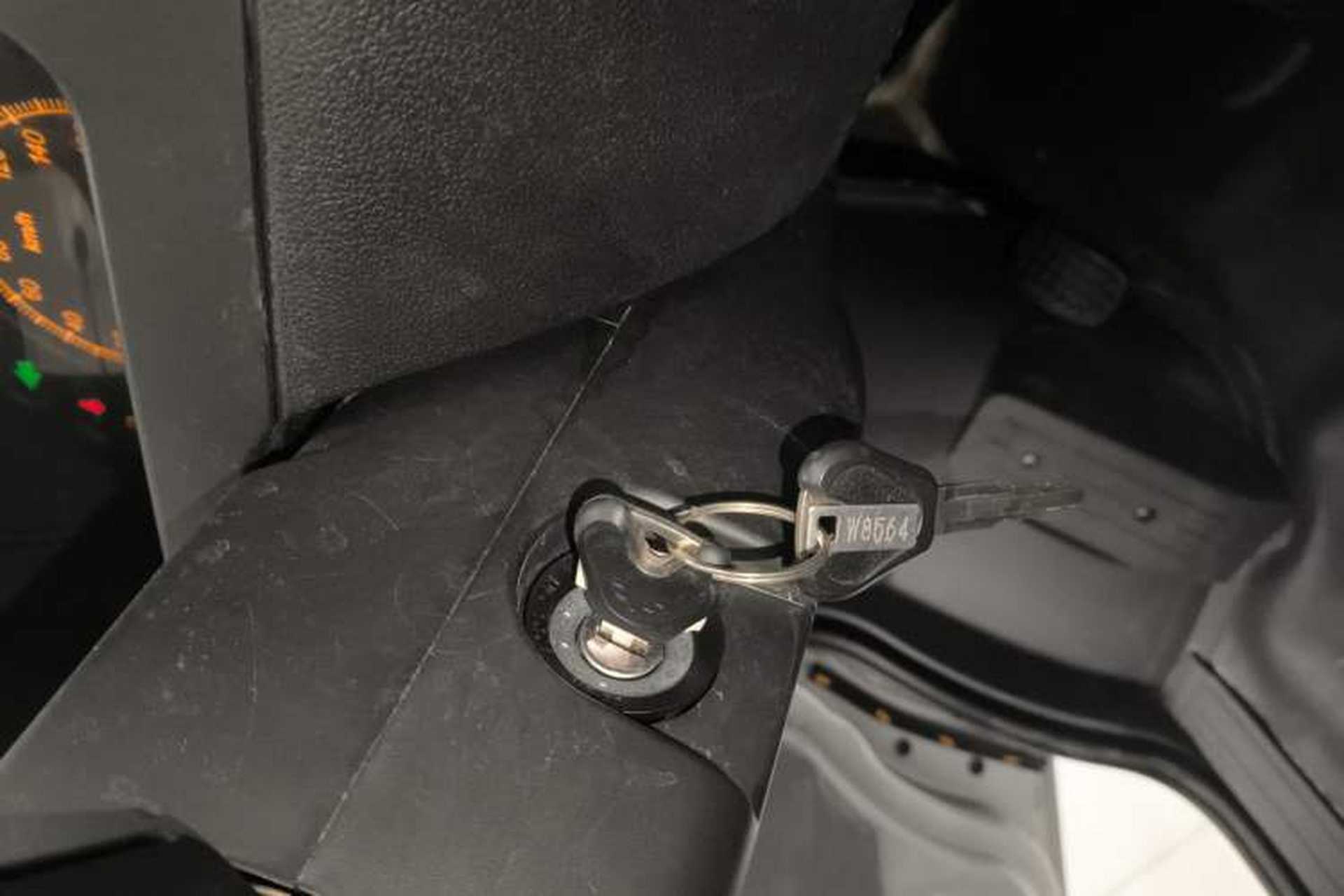 Used Wuling Zhiguang 2023 1.5L Practical Version 5/7 Seats Vehicle Key