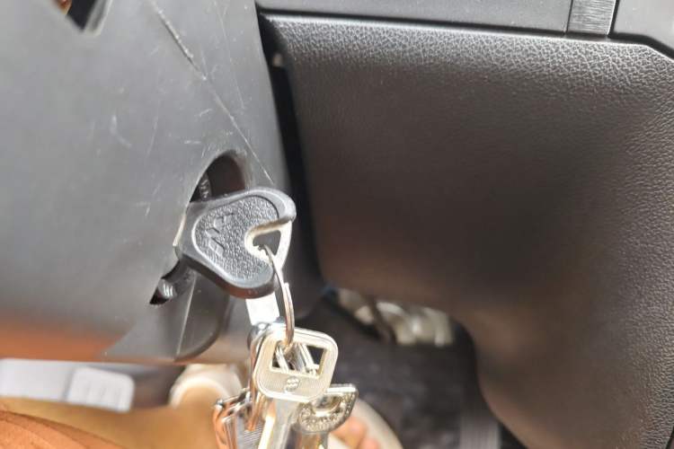 Used Wuling Zhiguang 2023 1.5L Practical Version 5/7 Seats Vehicle Key