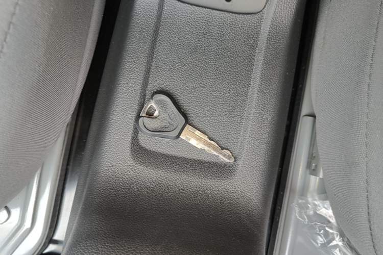 Used Wuling Zhiguang 2023 1.5L Practical Version 5/7 Seats Vehicle Key