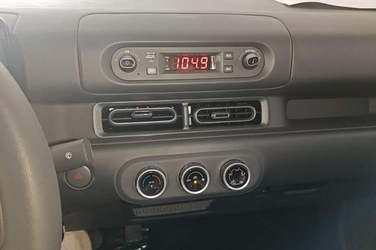 Used Wuling Zhiguang New Energy 2025 Model 305km Ambitious Edition Audio And AC Panel