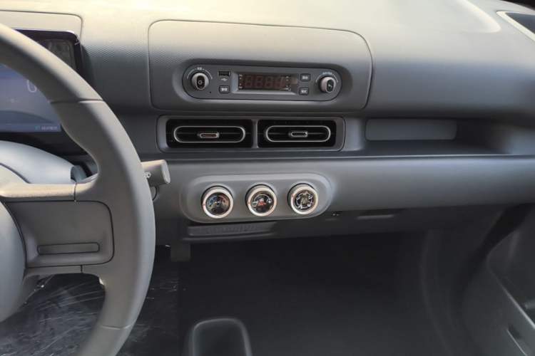 Used Wuling Zhiguang New Energy 2025 Model 305km Ambitious Edition Audio And AC Panel