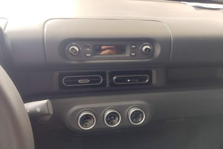 Used Wuling Zhiguang New Energy 2025 Model 305km Ambitious Edition Audio And AC Panel
