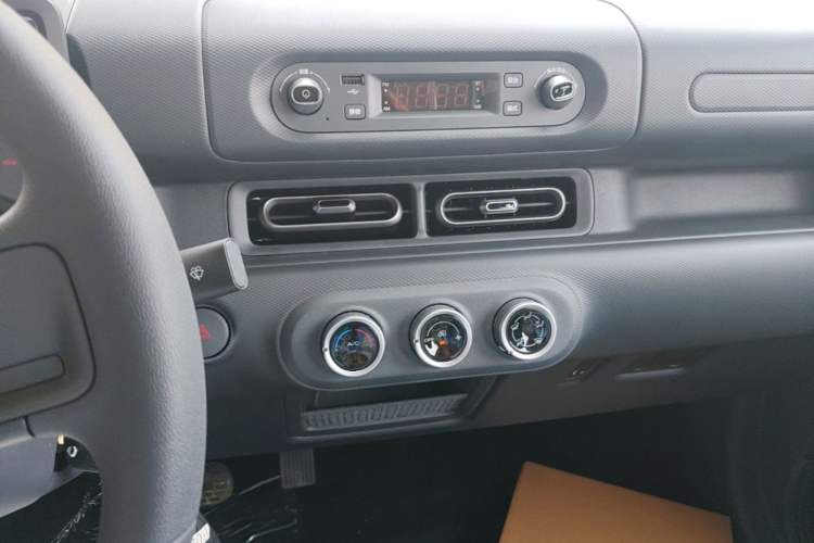 Used Wuling Zhiguang New Energy 2025 Comfort Model Audio And AC Panel