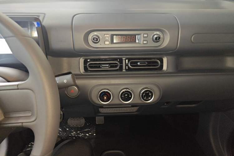 Used Wuling Zhiguang New Energy 2025 Standard Model Audio And AC Panel
