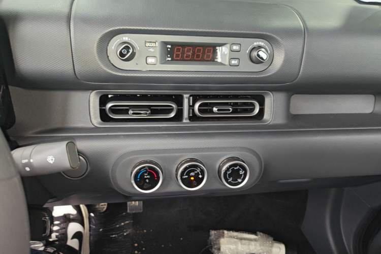 Used Wuling Zhiguang New Energy 2025 Model 305km Ambitious Edition Audio And AC Panel