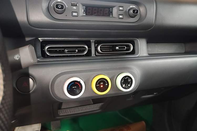 Used Wuling Zhiguang New Energy 2025 Model 305km Ambitious Edition Audio And AC Panel