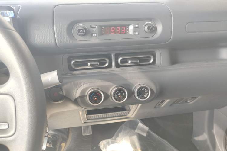 Used Wuling Zhiguang New Energy 2025 Standard Model Audio And AC Panel