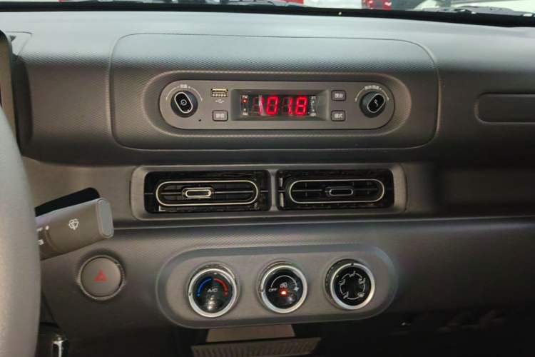 Used Wuling Zhiguang New Energy 2025 Comfort Model Audio And AC Panel