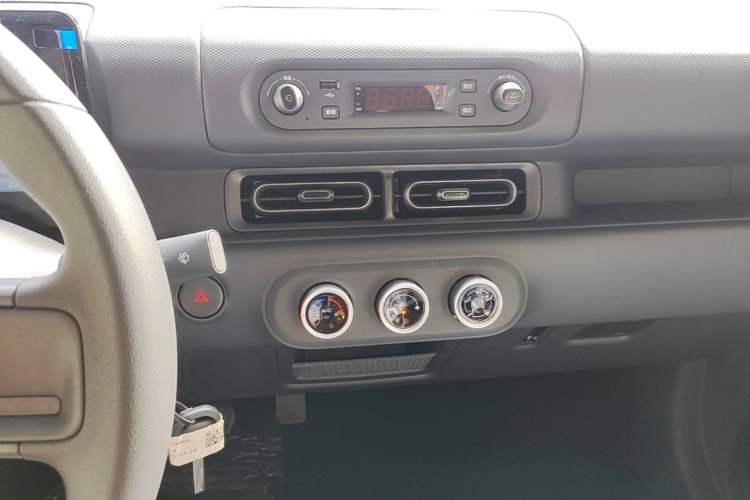 Used Wuling Zhiguang New Energy 2025 Model 305km Ambitious Edition Audio And AC Panel