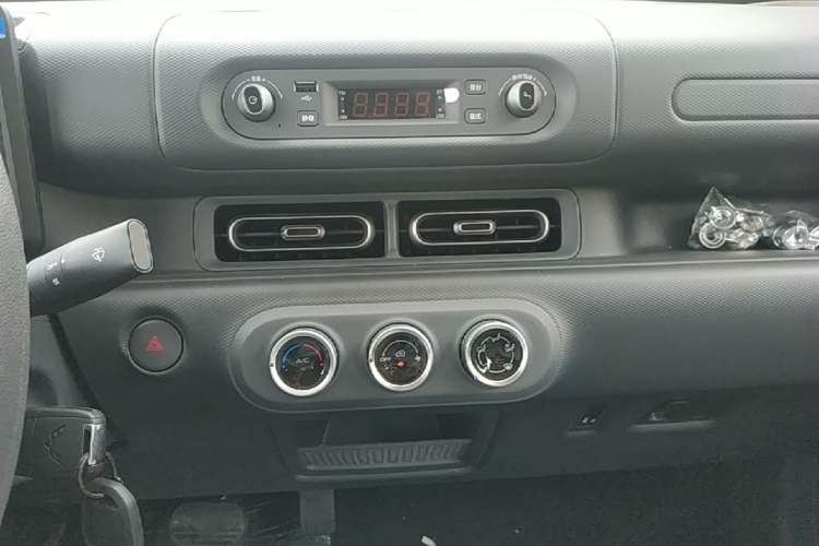 Used Wuling Zhiguang New Energy 2025 Comfort Model Audio And AC Panel