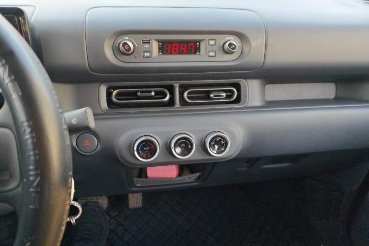 Used Wuling Zhiguang New Energy 2025 Model 305km Ambitious Edition Audio And AC Panel