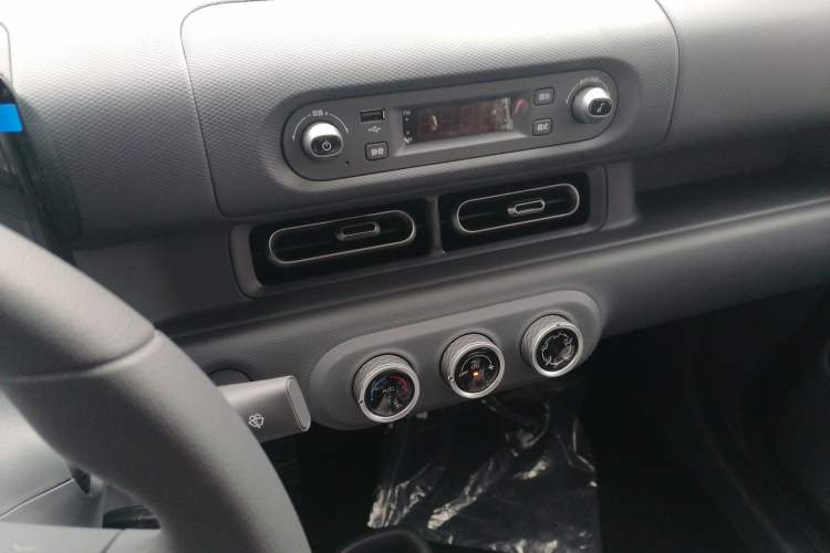 Used Wuling Zhiguang New Energy 2025 Model 305km Ambitious Edition Audio And AC Panel