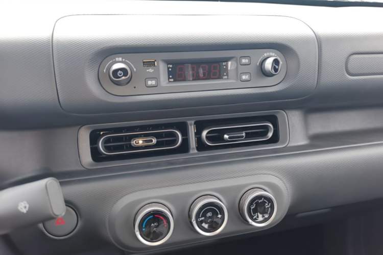 Used Wuling Zhiguang New Energy 2025 Standard Model Audio And AC Panel