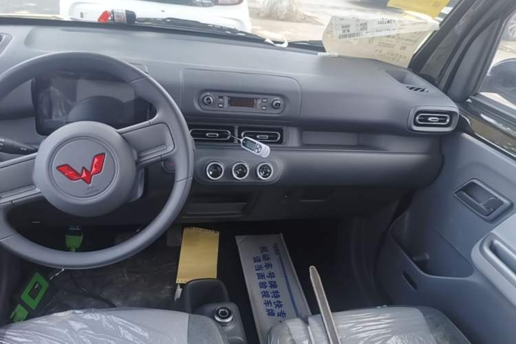 Used Wuling Zhiguang New Energy 2025 Model 305km Ambitious Edition Audio And AC Panel