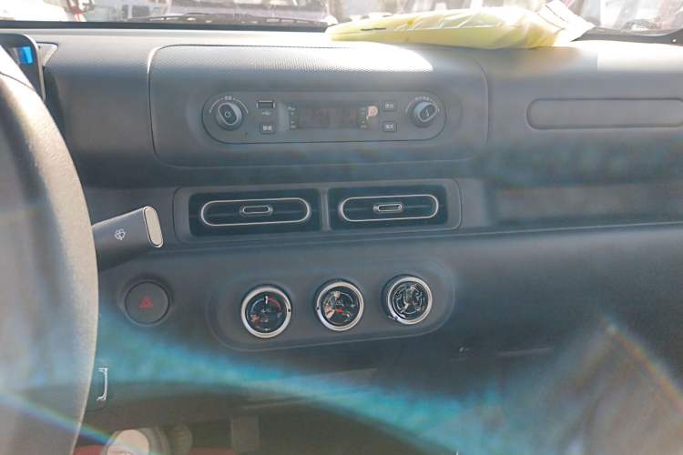 Used Wuling Zhiguang New Energy 2025 Standard Model Audio And AC Panel