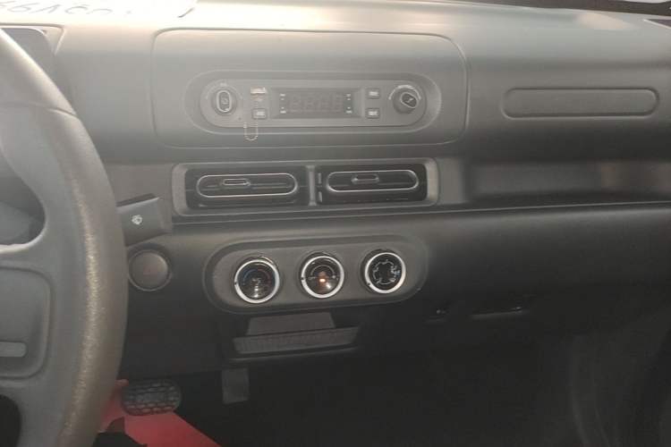 Used Wuling Zhiguang New Energy 2025 Standard Model Audio And AC Panel