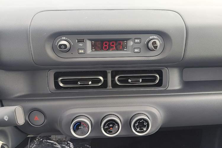 Used Wuling Zhiguang New Energy 2025 Model 305km Ambitious Edition Audio And AC Panel
