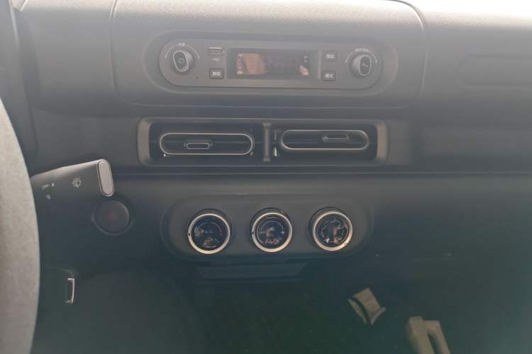 Used Wuling Zhiguang New Energy 2025 Standard Model Audio And AC Panel