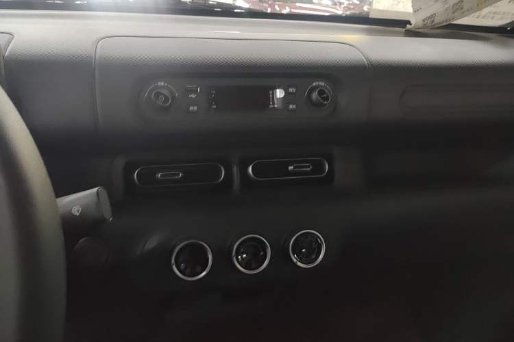 Used Wuling Zhiguang New Energy 2025 Standard Model Audio And AC Panel