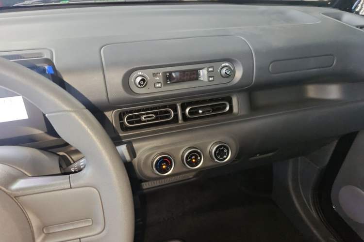 Used Wuling Zhiguang New Energy 2025 Standard Model Audio And AC Panel