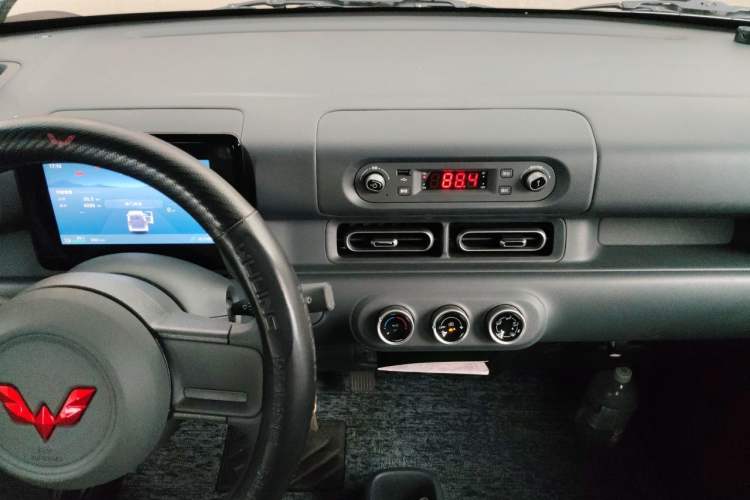 Used Wuling Zhiguang New Energy 2025 Model 305km Ambitious Edition Audio And AC Panel